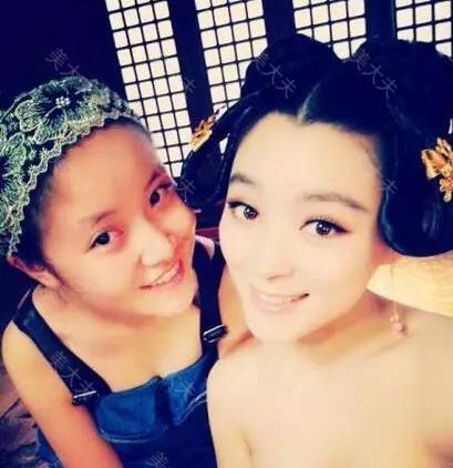 编辑区添加图片模板,点击图片区域可以更换图片。